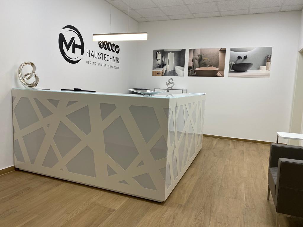 Eingangsbereich mit Empfangstheke im Firmensitz der MH Haustechnik in Dillingen
