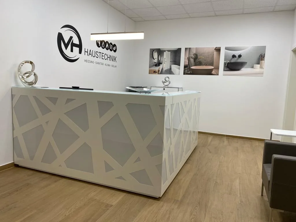Eingangsbereich mit Empfangstheke im Firmensitz der MH Haustechnik in Dillingen