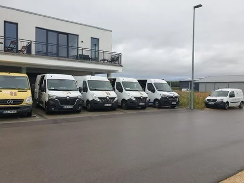 Servicefahrzeuge der MH Haustechnik vor dem Firmensitz in Dillingen