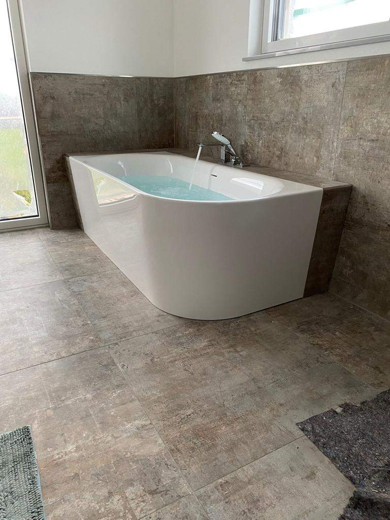 Eckbadewanne in Travertinoptik
