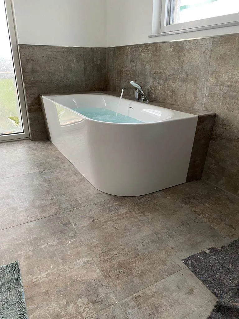 Eckbadewanne in Travertinoptik