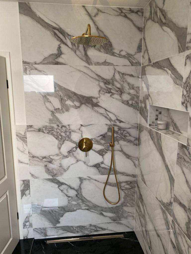 Fertig saniertes Badezimmer mit Walk-in-Dusche in Marmoroptik