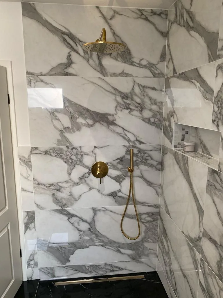 Fertig saniertes Badezimmer mit Walk-in-Dusche in Marmoroptik