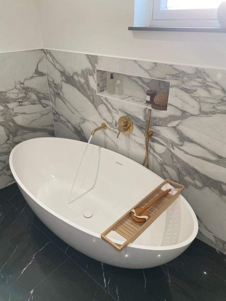 Freistehende Wanne, Marmor & Gold
