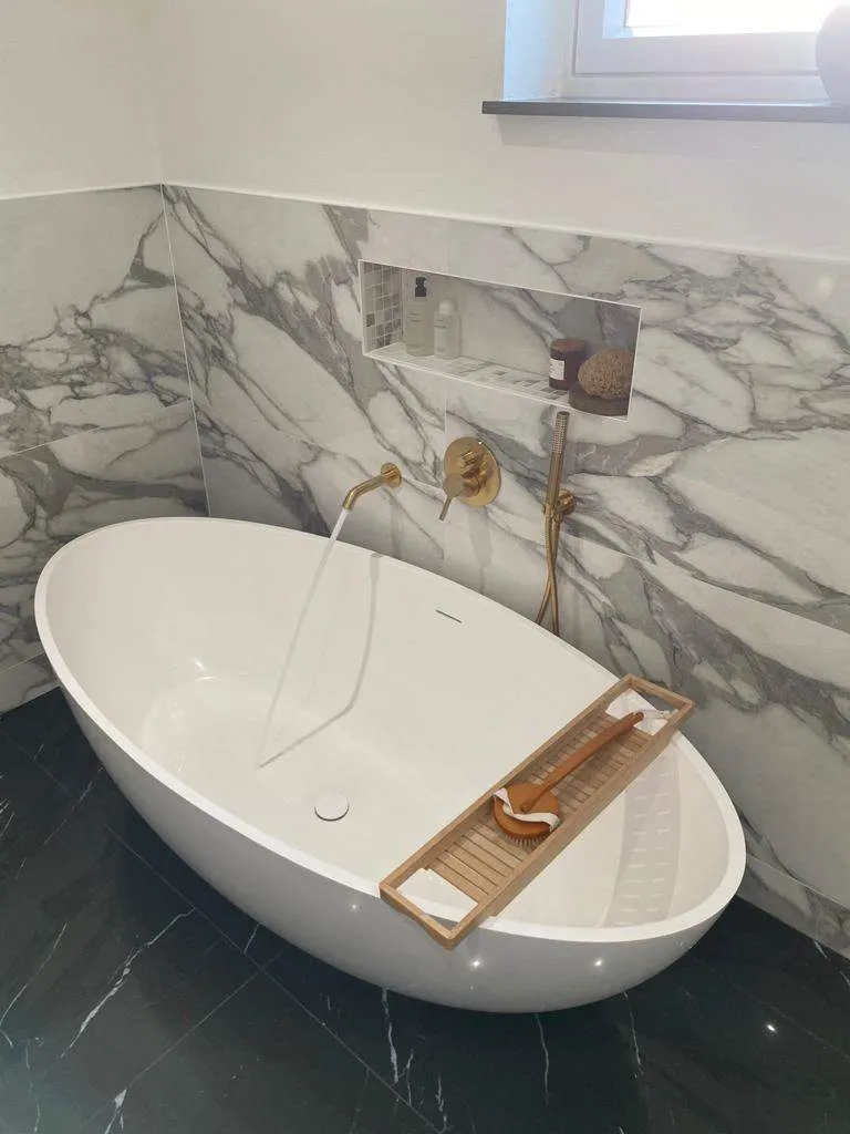Freistehende Wanne, Marmor & Gold