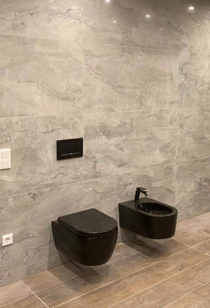 WC und Bidet in Schwarz