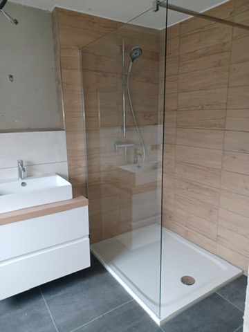 Bodengleiche Dusche mit Glaswand und Holzoptik-Fliesen