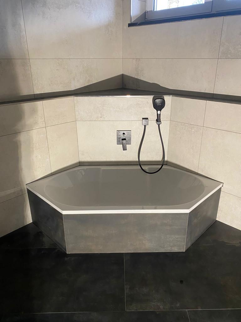 Eckbadewanne mit Duschzone