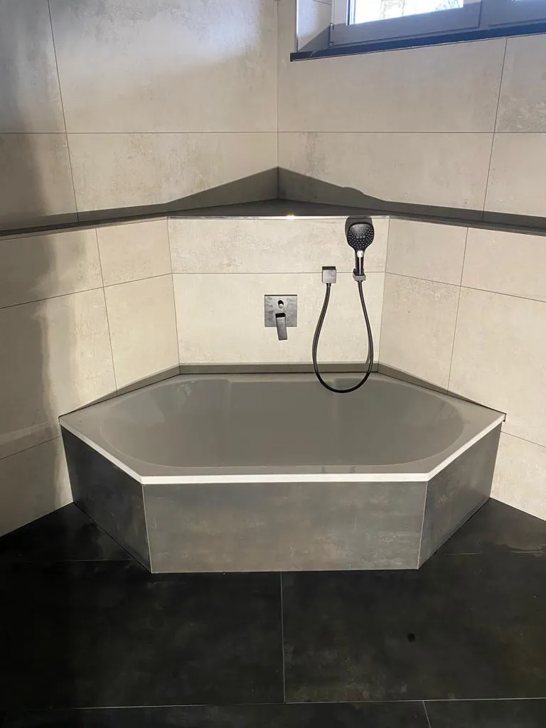 Eckbadewanne mit Duschzone