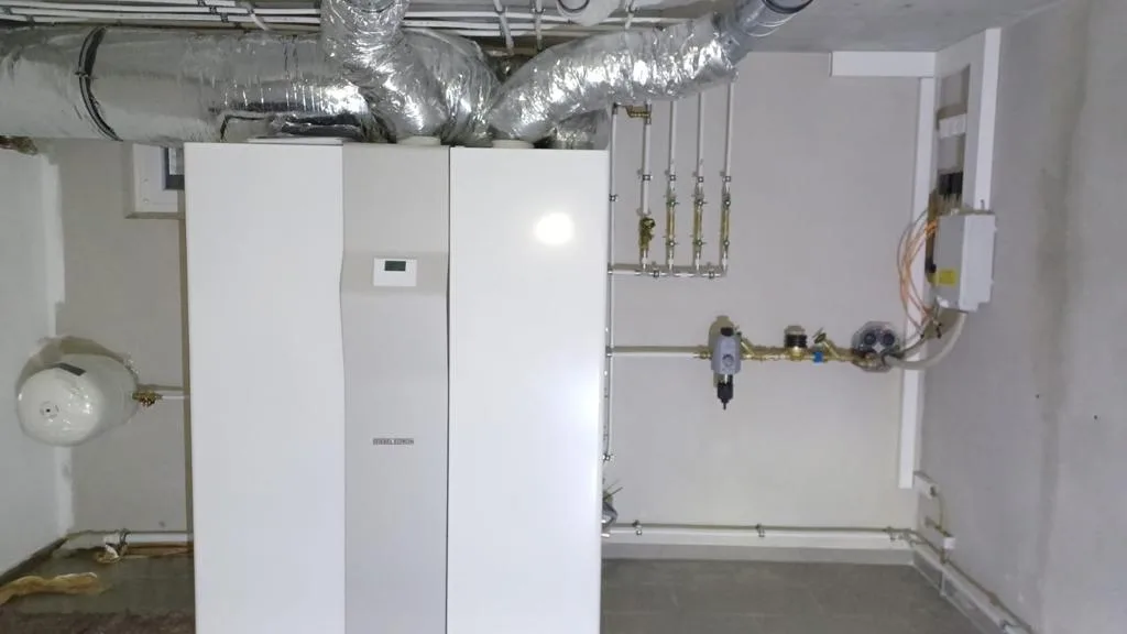 Luft-Wasser-Wärmepumpe im Heizraum eines Bestandsgebäudes