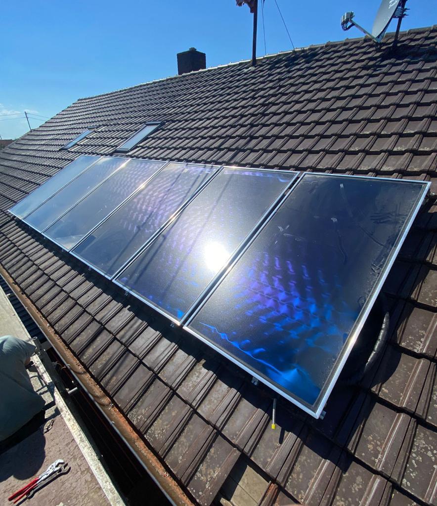 Solarthermie-Kollektoren auf einem Satteldach im Landkreis Dillingen