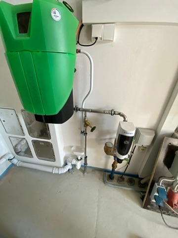 Wasserenthärtungsanlage mit Anschlussverrohrung und Wasserzähler
