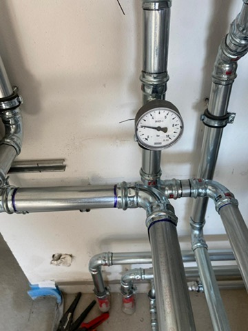 Heizungsverteilung aus Edelstahl mit Manometer