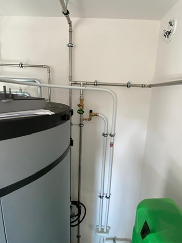 Edelstahlverrohrung mit Absperrarmaturen am Pufferspeicher