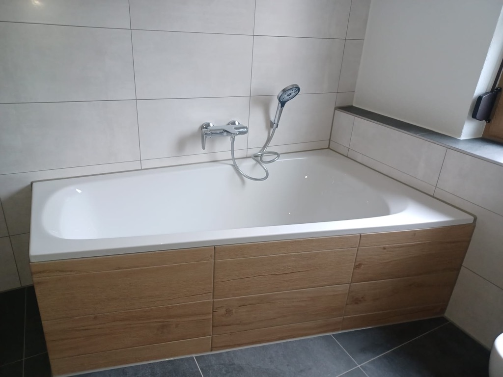 Badewanne mit Wannenverkleidung in Holzoptik